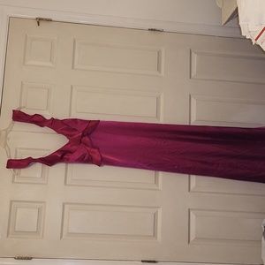 A BEAUTIFUL ELEGANT EVENING DRESS WITH RUFFLE STRAPS AND CRISS CROSS STYLE BACK